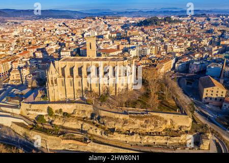 Luftaufnahme der gotischen Kathedrale Stiftsbasilika Santa Maria Seu in Manresa Stadt in Barcelona Provinz Katalonien Land Spanien Stockfoto