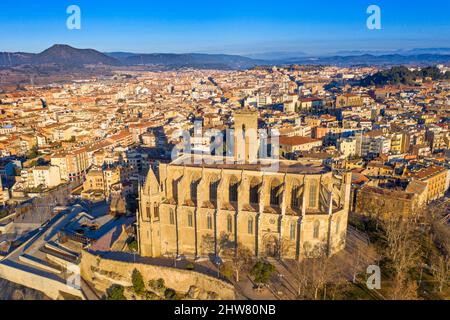 Luftaufnahme der gotischen Kathedrale Stiftsbasilika Santa Maria Seu in Manresa Stadt in Barcelona Provinz Katalonien Land Spanien Stockfoto