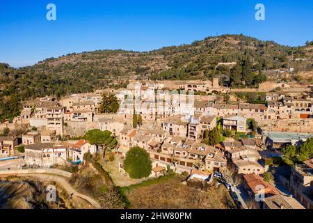 Luftaufnahme des mittelalterlichen Dorfes Mura in Sant Llorenç del Munt i l'Obac Naturpark Bages Provinz Barcelona Katalonien Spanien Stockfoto