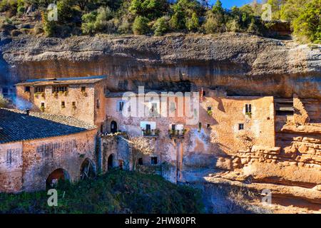 Puig de la Balma Höhlenhäuser im mittelalterlichen Dorf Mura in Sant Llorenç del Munt i l'Obac Naturpark Bages Provinz Barcelona Katalonien Spanien Stockfoto