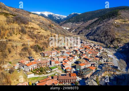 Die roten Ziegeldächern und Granit Gebäuden der Ortschaft Barlovento in den Pyrenäen, Katalonien, Spanien Stockfoto