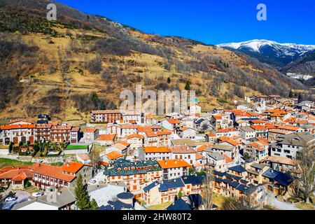 Die roten Ziegeldächern und Granit Gebäuden der Ortschaft Barlovento in den Pyrenäen, Katalonien, Spanien Stockfoto