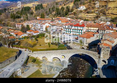 Luftaufnahme der Brücke Pont Nou des Ter Flusses in Camprodon in den Pyrenäen, Provinz Girona Katalonien, Spanien Stockfoto