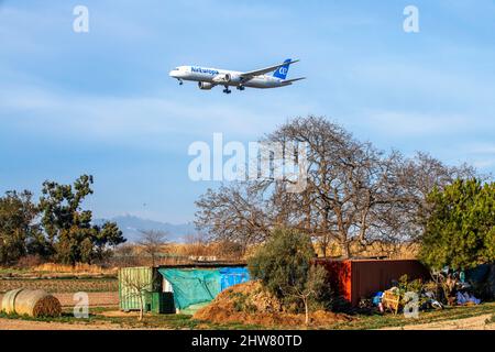 Ein Flugzeug fliegt über dem Baix Llobregat Agrarpark.das Projekt, eine der Start- und Landebahnen des Flughafens Josep Tarradellas zu erweitern, im Volksmund Stockfoto