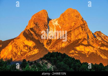 Berg Pedraforca im Naturpark Cadí-Moixeró Bergueda Katalanische Pyrenäen Provinz Barcelona Katalonien Spanien Stockfoto