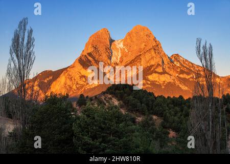 Berg Pedraforca im Naturpark Cadí-Moixeró Bergueda Katalanische Pyrenäen Provinz Barcelona Katalonien Spanien Stockfoto