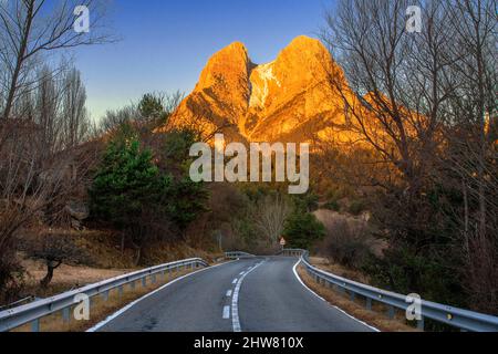 B 400 Straße zum Berg Pedraforca im Naturpark Cadí-Moixeró Bergueda Katalanische Pyrenäen Provinz Barcelona Katalonien Spanien Stockfoto