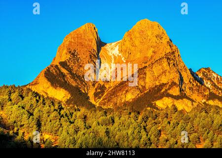 Berg Pedraforca im Naturpark Cadí-Moixeró Bergueda Katalanische Pyrenäen Provinz Barcelona Katalonien Spanien Stockfoto