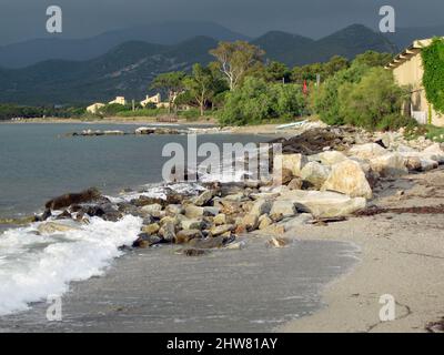 Golfe de Saint-Florent auf Korsika: Der Strand wird von der untergehenden Sonne beleuchtet Stockfoto