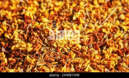 Helle, gelbe Osmanthus-Blüten zum Teetrinken, Textur Stockfoto