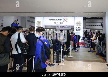 Tokio, Japan. 03. März 2022. Eröffnungszeremonie der Tokyo Marathon 2021 Expo. Registrierung und Empfang von Läufern. Der Eingang. Am 3. März 2022 in Tokio, Japan. (Foto von Kazuki Oishi/Sipa USA) Quelle: SIPA USA/Alamy Live News Stockfoto