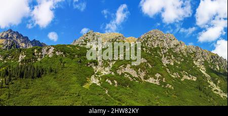 Wunderschöne Landschaft mit hohen Tatra-Bergen, Woloszyn-Gipfeln unter blauem bewölktem Himmel Stockfoto