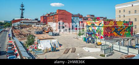 Moskau, Russland - 08. Juni 2021: Die Gebäude der Fabrik Krasny Oktyabr und der Abbau des Gebäudes Stockfoto