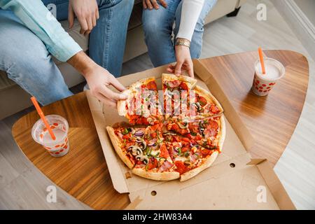Paar teilen Pizza und Essen Stockfoto