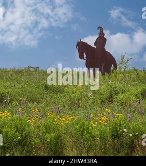 Indian Brave Sculpture in Prarie Grassland and Wildflowers, Missouri Welcome Center, Highway I-35. Stockfoto