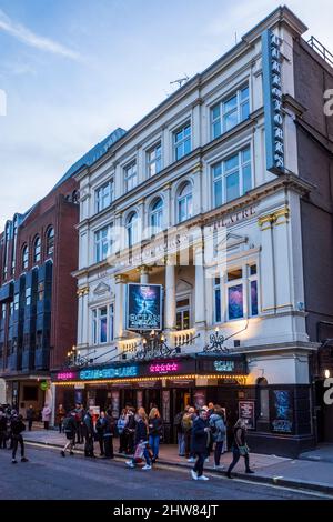 Das Duke of York's Theatre London ist ein West End-Theater in St. Martin's Lane. Architekt Walter Emden das Theater wurde 1892 eröffnet. Klasse II aufgeführt. Stockfoto