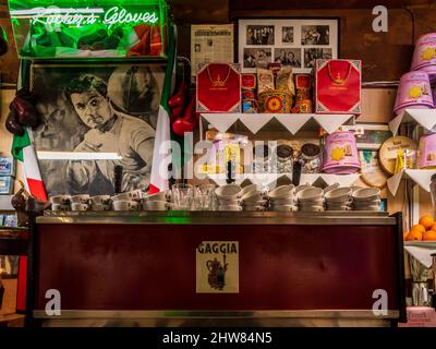 Bar Italia Soho London – das Innere des berühmten Cafés Bar Italia in der Frith Street im Londoner Unterhaltungsviertel Soho Stockfoto