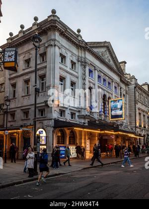 Das Noel Coward Theatre London. Das Noel Coward Theatre, das früher als Albery Theatre bekannt war, ist ein West End-Theater in St. Martin's Lane, das 1903 eröffnet wurde. Stockfoto