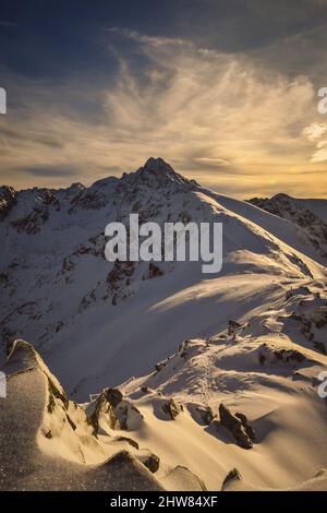 Wunderschöne Winterlandschaft. Morgen auf den schneebedeckten Gipfeln der Berge. Stockfoto