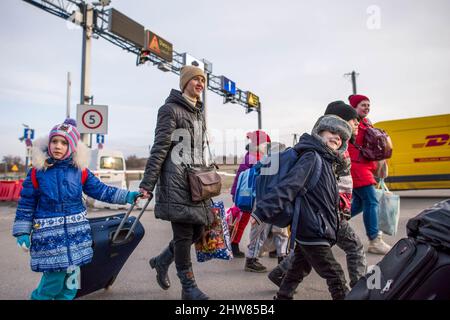 Przemysl, Polen. 03. März 2022. Ukrainische Flüchtlinge überqueren in Medyka die polnische Grenze. Am 8.. Tag der russischen Invasion in der Ukraine treffen Tausende von erschöpften Flüchtlingen, die vor dem Krieg fliehen, in die polnische Grenzstadt Przemysl ein. Kredit: SOPA Images Limited/Alamy Live Nachrichten Stockfoto