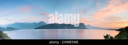 Panorama des Sonnenuntergangs, Zentralschweiz. Vierwaldstättersee. Stockfoto