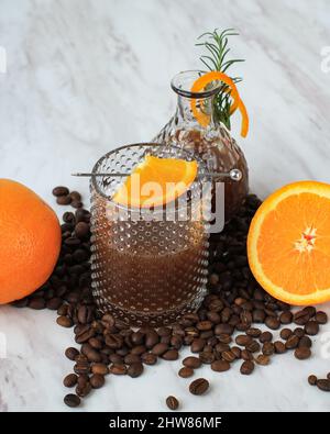 Eisorange Espresso Kaffee Mocktail Cold Brew Tonic Spritz auf weißem Hintergrund, Copy Space for Text Stockfoto