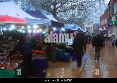 Shopper im Regen auf dem Chelmsford Market, Essex, Großbritannien. Stockfoto