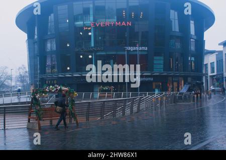 Fußgänger, die im Regen in der Nähe des Einkaufszentrums der High Street, Chelmsford, Essex, Großbritannien, spazieren gehen. Stockfoto