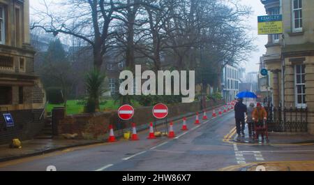 Konzept für Unabhängigkeit und Mobilität - drei ältere Erwachsene bei starkem Regen Chelmsford City Centre, Großbritannien, Großbritannien Stockfoto