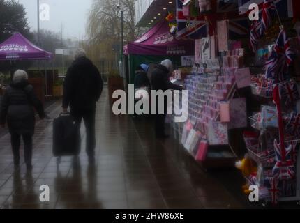 Shopper im Regen auf dem Chelmsford Market, Essex, Großbritannien. Stockfoto