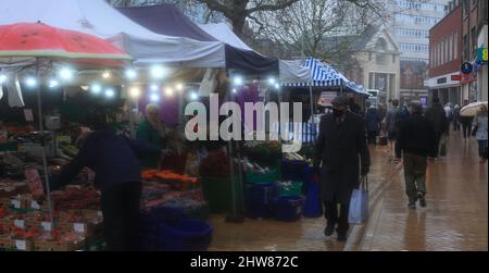 Shopper im Regen auf dem Chelmsford Market, Essex, Großbritannien. Stockfoto