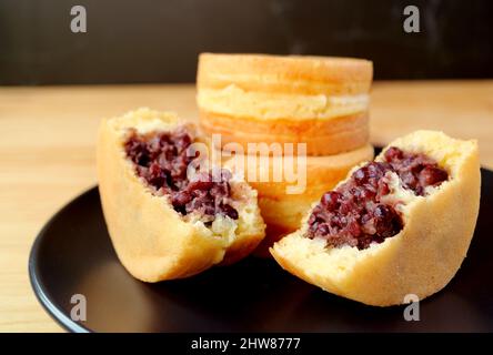 Nahaufnahme von köstlichen japanischen Azuki Bean Paste (Anko) gefüllten Dessert namens Imagawayaki oder Obanyaki Stockfoto