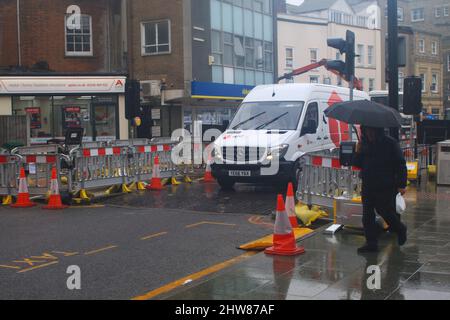 Straßenreparaturen und Beschilderung an einem regnerischen Tag in Chelmsford, Essex, Großbritannien, 2022 Stockfoto