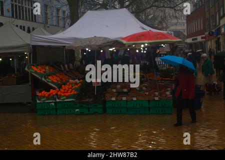 Draußen im Regen an einem nassen Tag Chelmsford High Street, Essex, Großbritannien. Stockfoto