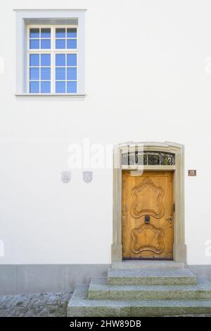 Gersau, Schweiz - 27. März 2017: Traditionelles Schweizer Vintage-Gebäude. Hausnummer 13. Geschnitzte Holztür. Stockfoto