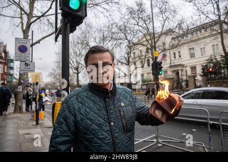 Ein russischer Bürger verbrennt seinen russischen Pass vor der russischen Londoner Botschaft aus Protest gegen die Invasion der Ukraine durch den russischen Diktator Vladmir Putin. Bayswater, London, UK 04. March 2022 Credit: Jeff Gilbert/Alamy Live News Stockfoto