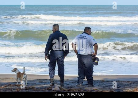 Costa Rica Tourist Police patrouilliert am Strand in Tortuguero, Provinz Limon, Costa Rica, Mittelamerika Stockfoto