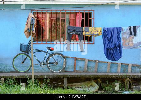 Waschmaschine, die vor einem Haus im Dorf Tortuguero, Provinz Limon, Costa Rica, Mittelamerika, hängt Stockfoto