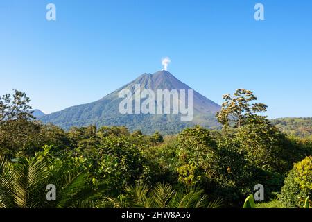 Gas und Wasserdampf steigen an einem wolkenlosen Tag am klaren, blauen Himmel vom Vulkan Arenal auf. La Fortuna, San Carlos, Provinz Alajuela, Costa Rica ... mehr Stockfoto