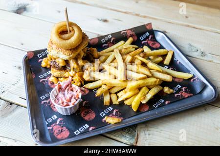 Mac Attack Burger garniert mit mac und Käse mit Pommes bei Liquor & Loaded, King's Lynn, Norfolk, Großbritannien Stockfoto