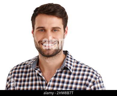 Lässig und zufrieden. Studioporträt eines hübschen jungen Mannes, der isoliert auf Weiß lächelt. Stockfoto