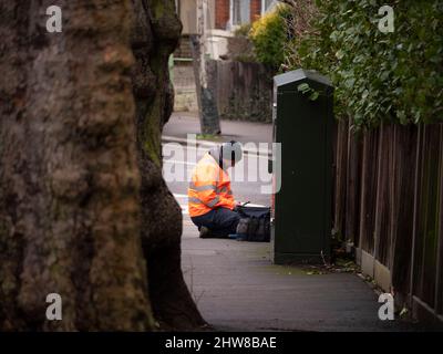 OpenREACH BT-Ingenieur arbeitet an der Abzweigdose für Straßenkommunikationsschränke in der Londoner Straße Stockfoto