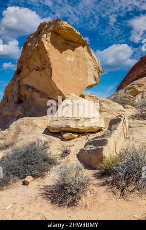 Valley of Fire, Nevada.  Geologische Kräfte; Stein zerbrechen.  Weißen Kuppeln Trail. Stockfoto