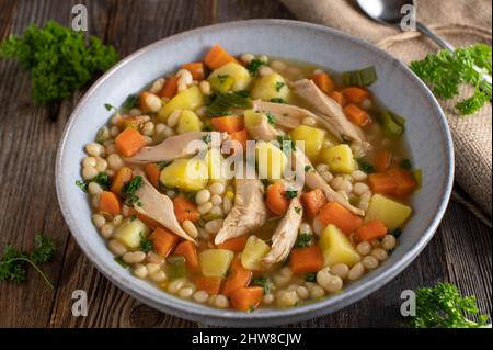 Bohnensuppe oder Eintopf mit Hühnerfleisch, Gemüse und Kartoffeln Stockfoto