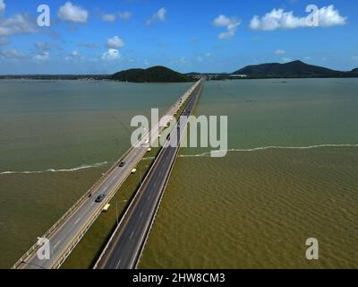 Luftdrohnenaufnahme der Tinsulanonda-Brücke, Ko Yo, Songkhla, Thailand Stockfoto