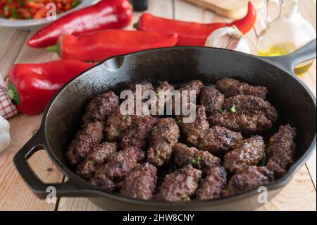 Hausgemachte Pfanne gebraten Cevapcici Stockfoto