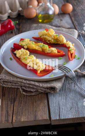 Low Carb Frühstück mit gerösteten roten Paprika gefüllt mit Rührei Stockfoto
