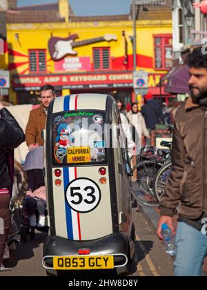 Ein Mobilitätsroller wird durch die Massen eines geschäftigen, zentralen Brighton gefahren Stockfoto