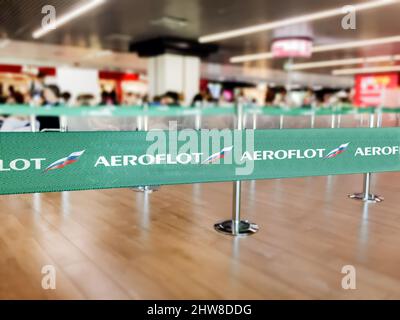 Moskau, RUS, Juli 2019: Grüne Gürtelbarriere mit weißem Aeroflot-Airlines-Logo. Aeroflot ist die Fluggesellschaft der russischen Flagge. Reise und Flughafen secur Stockfoto