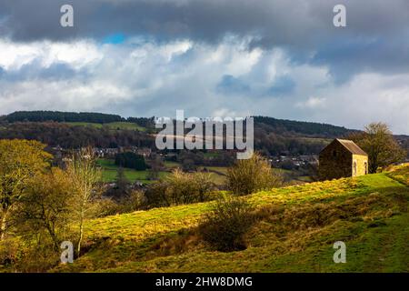 Feldscheune in typischer Peak District Landschaft bei Oaker in der Nähe von Matlock in der Derbyshire Dales England Stockfoto